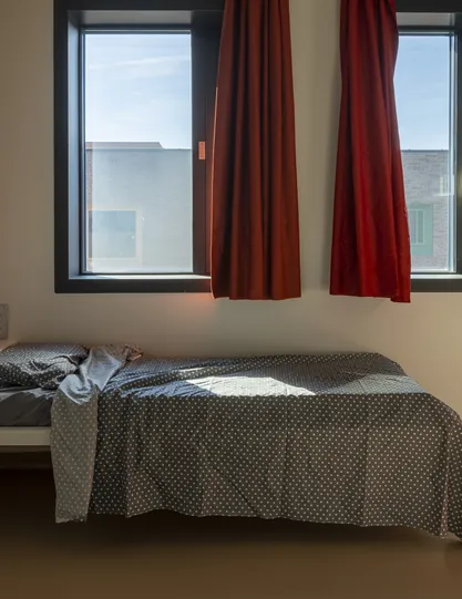 Een kamer met zicht op de gevel aan de overkant