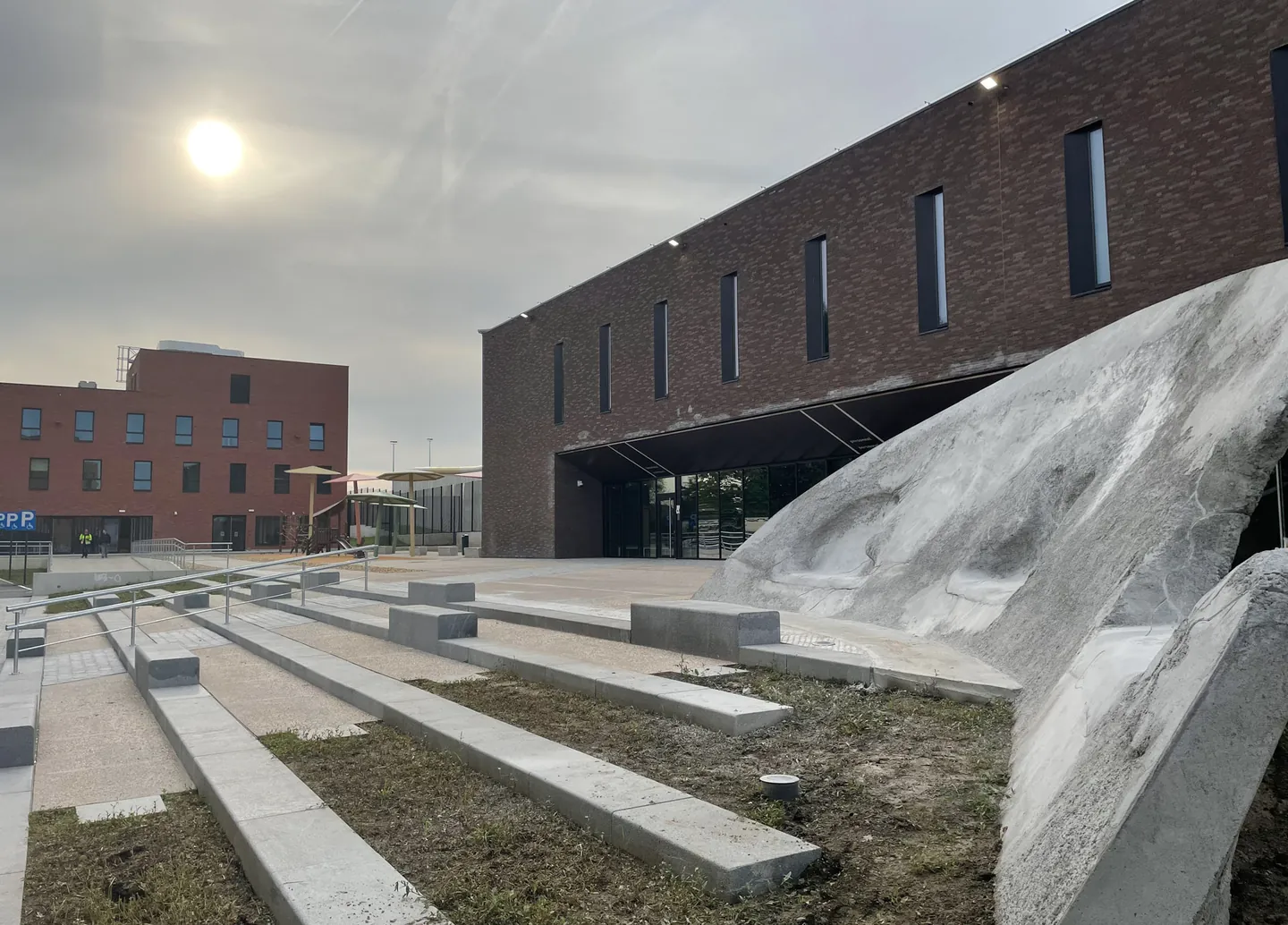 Het gevangenisdorp in Haren bij avondlicht