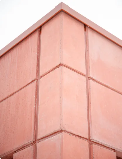 Puntgevel in rood zichtbeton met de voegen op de hoeken