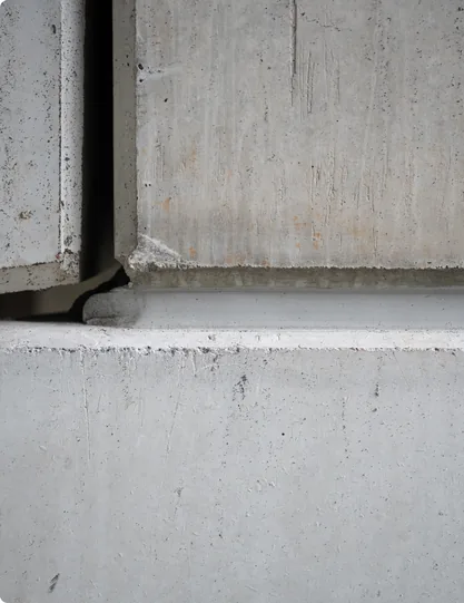 Voeg tussen twee grijze betonelementen in de structuur