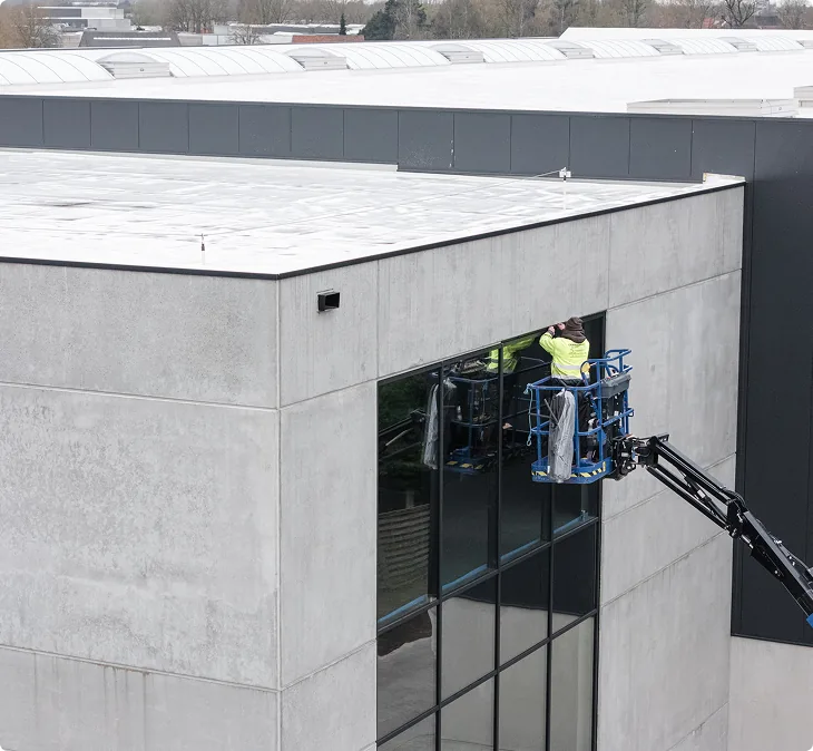 Ploeg van Cammaert aan het werk op een hoogtewerker