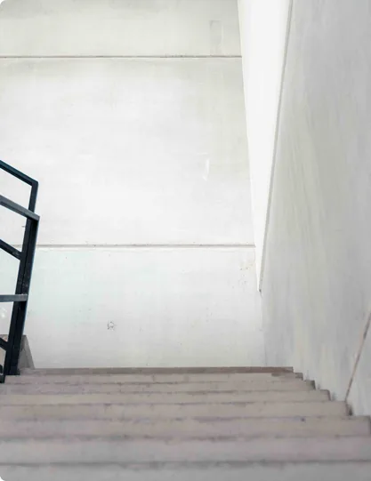 Binnenafwerking: aansluiting van de trap op de gepleisterde wand