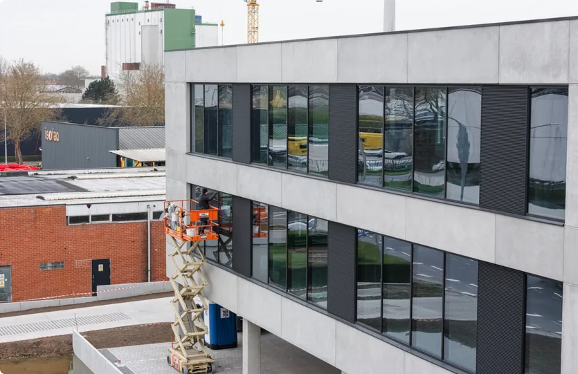 Kantoorvleugel van SilentMaterials met betonpanelen en donkere ramen