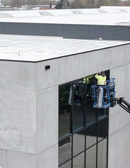 Hoek van het gebouw, gezien vanaf de hoogwerker