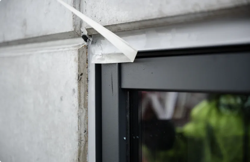 Voeg tussen betonpaneel en aluminium raamkader, vlak voor afwerking