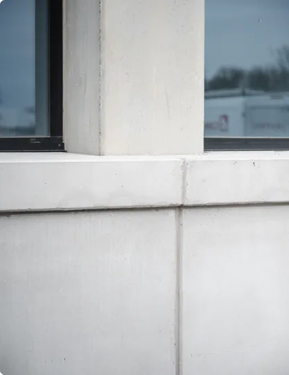 Hoekdetail waar een betonkolom op de gevelplaat aansluit