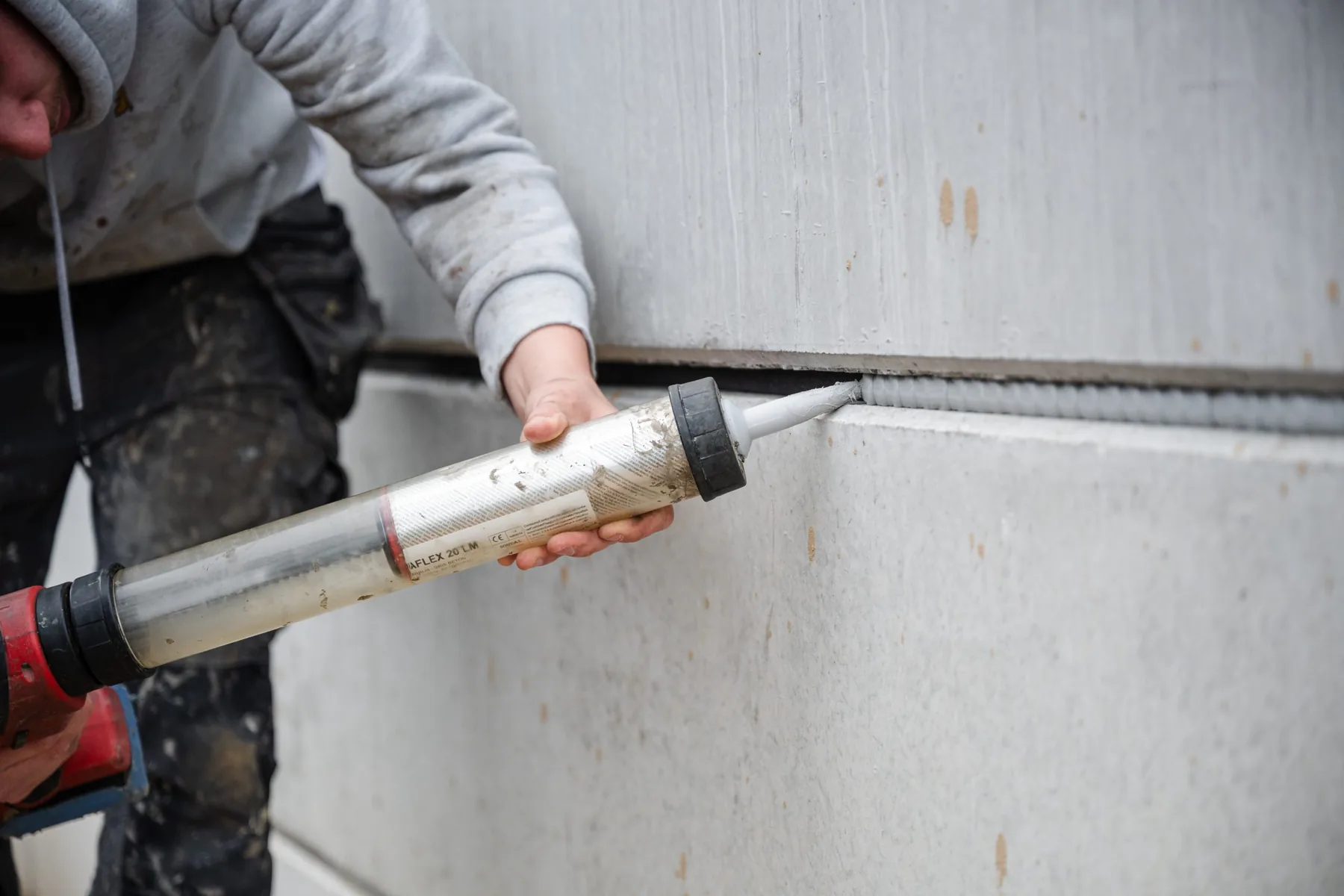 Detail van een elastische voeg die tussen twee betonelementen wordt aangebracht